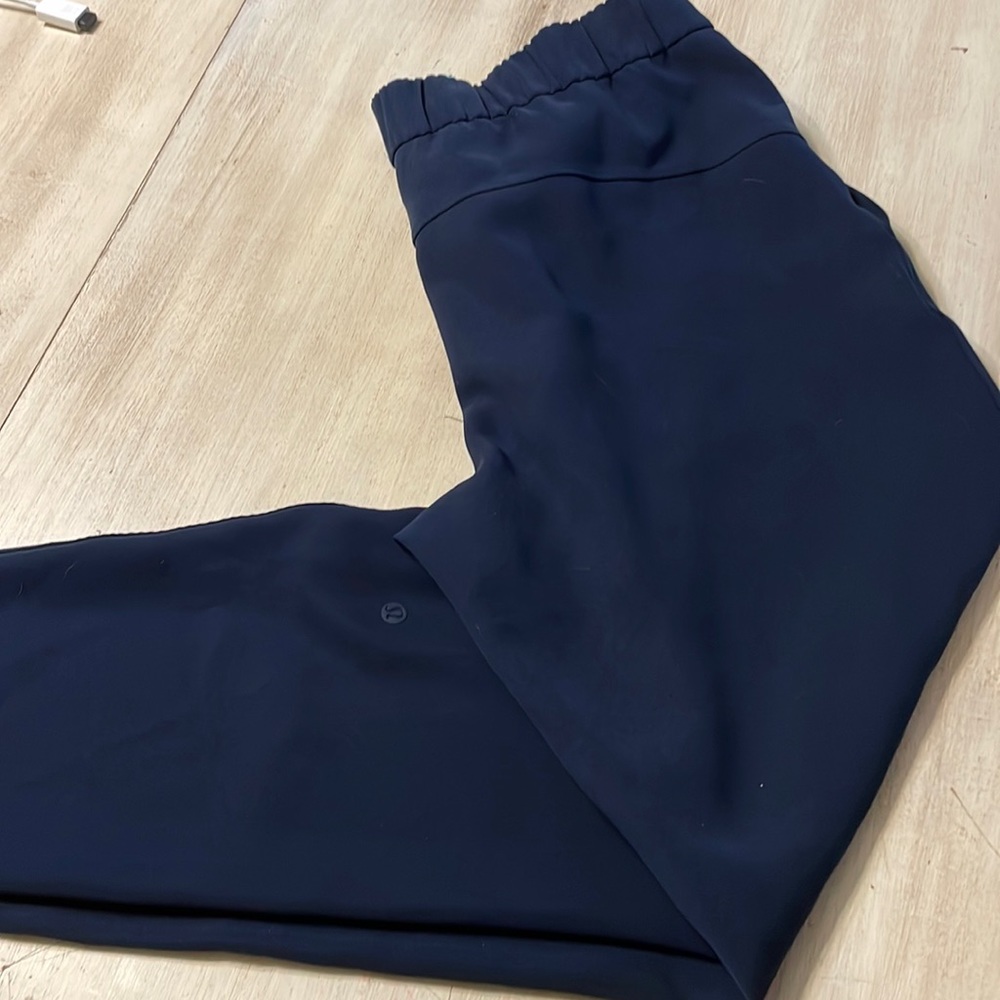 Lululemon Size 12 Navy Blue 7/8 length On the Fly Pant